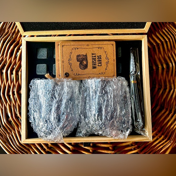 NWT Fine Whiskey / Gift Set / OakSea / 2 Glasses / 8 Stone Cubes - Picture 1 of 7